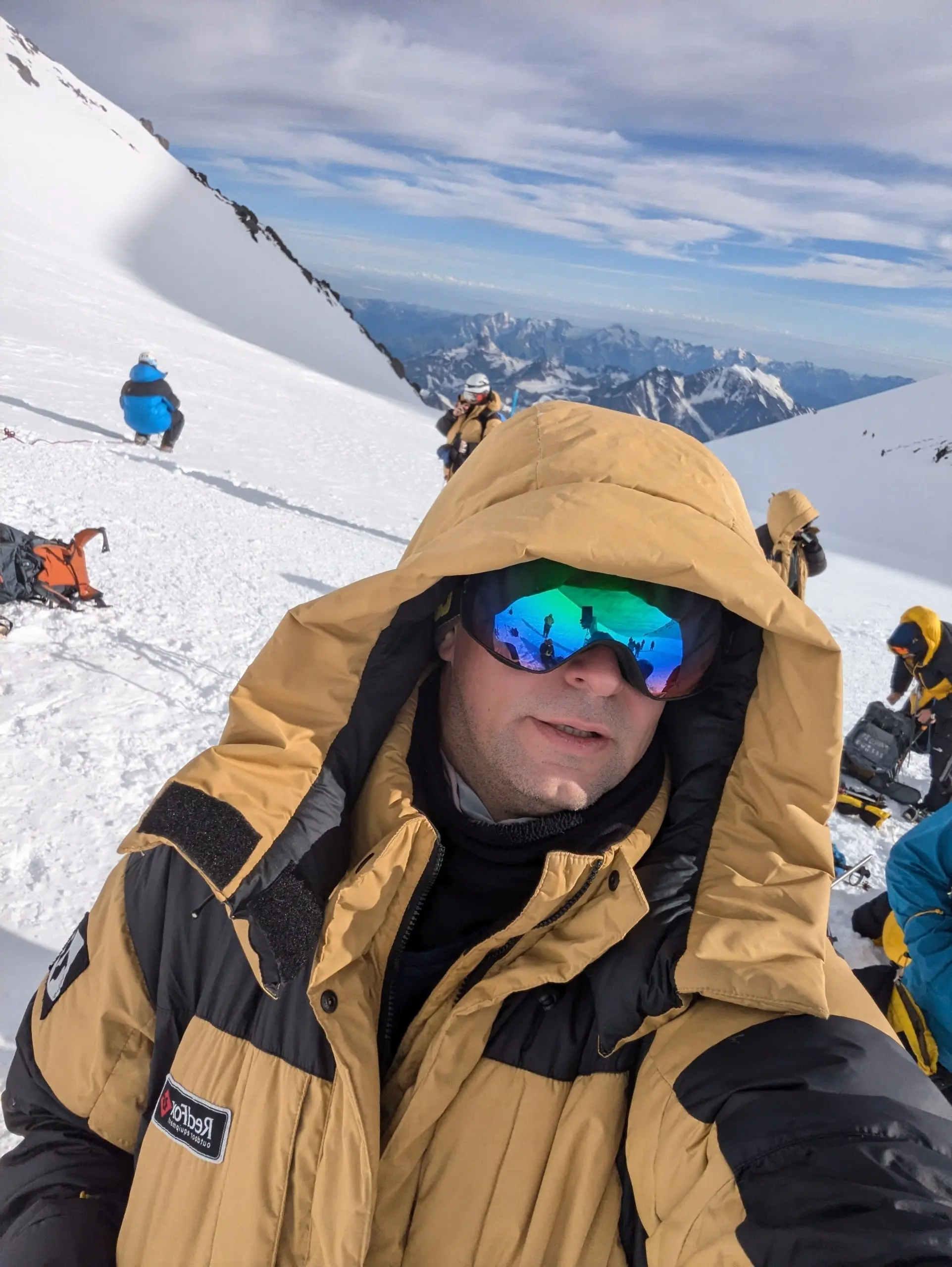 🏔Челлендж с самим собой — самый трудный
В июле закрыл свой челлендж по подъёму на 28 этаж.
Без команды, без соперников, без внешнего драйва.
Просто сам себе поставил цель — и сам же её довёл до конца | Сетка — социальная сеть от hh.ru