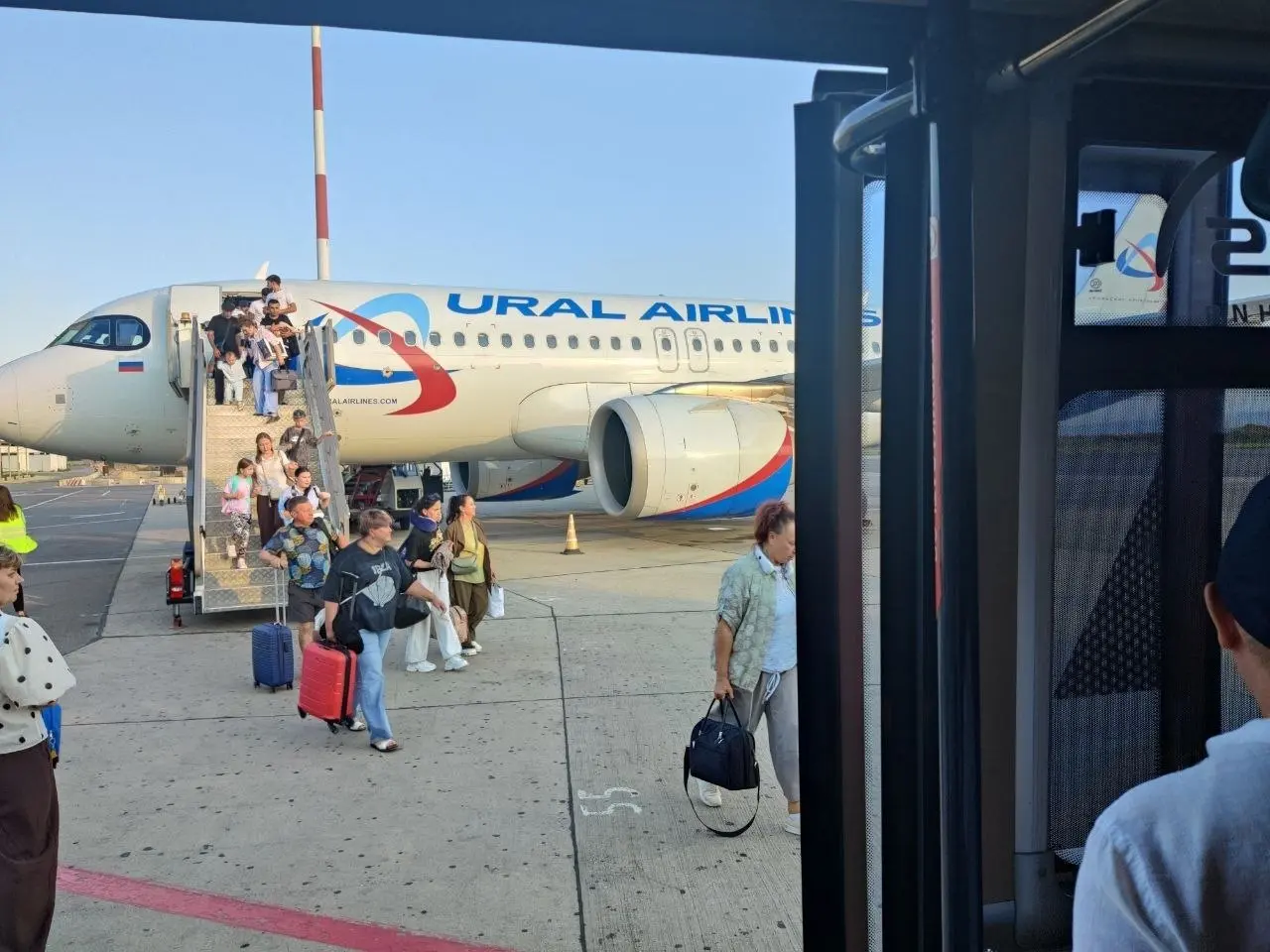 День 1: Каспийск
Наш рейс задержали на 1.5 часа, из-за чего приехали чуть позже чем планировали. Но не критично | Сетка — социальная сеть от hh.ru