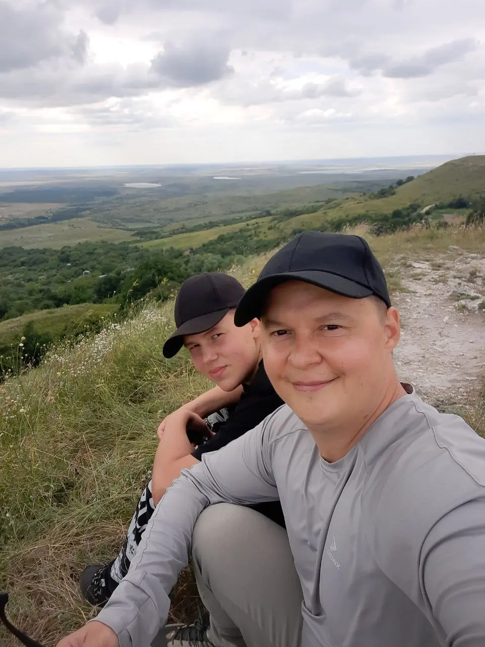 Ловлю себя на том, что лучшие дни — самые спонтанные.
Никакого плана, никакого «надо успеть». Просто сели и поехали.
Гуляли, сколько хотелось. Ели, сколько влезло. Молчали, когда было о чём | Сетка — социальная сеть от hh.ru