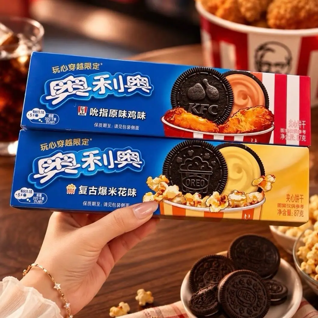 KFC продолжает экспериментировать со странными вкусами. Ранее он уже выпускал мороженое со вкусом подливки.
А теперь он объединился с Oreo, чтобы выпустить лимитированную серию с солёной начинкой | Сетка — социальная сеть от hh.ru