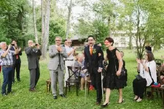 Русско-французская свадьба, одна из моих любимейших!
Жених за день до свадьбы сломал ногу, потому в итоге был на костылях. Но после русской водки на банкете отплясывал, как новенький;) | Сетка — социальная сеть от hh.ru