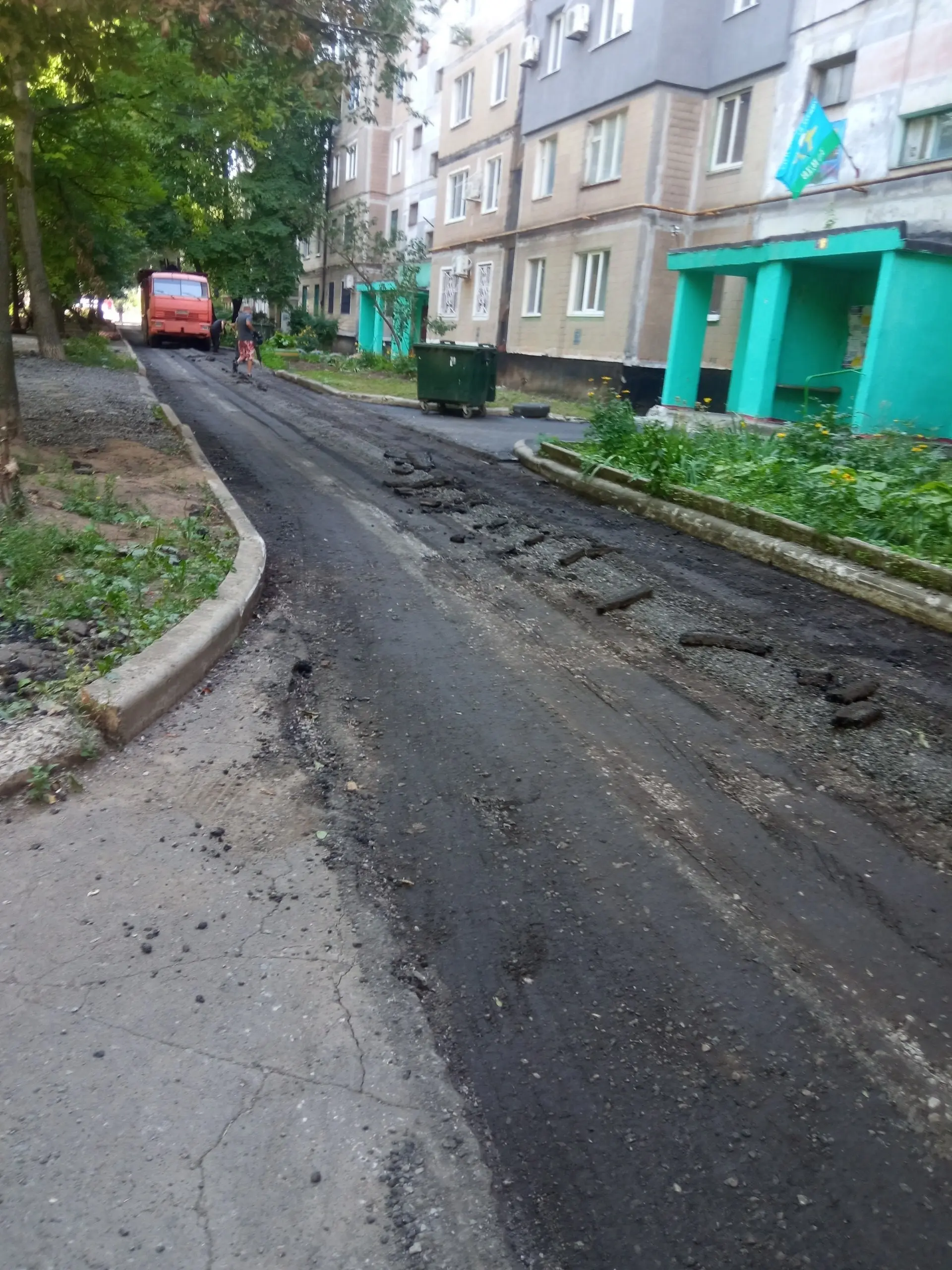 Макеевка, микрорайон Зелёный, д.46 снимают новый асфальт, который совсем недавно положили | Сетка — социальная сеть от hh.ru