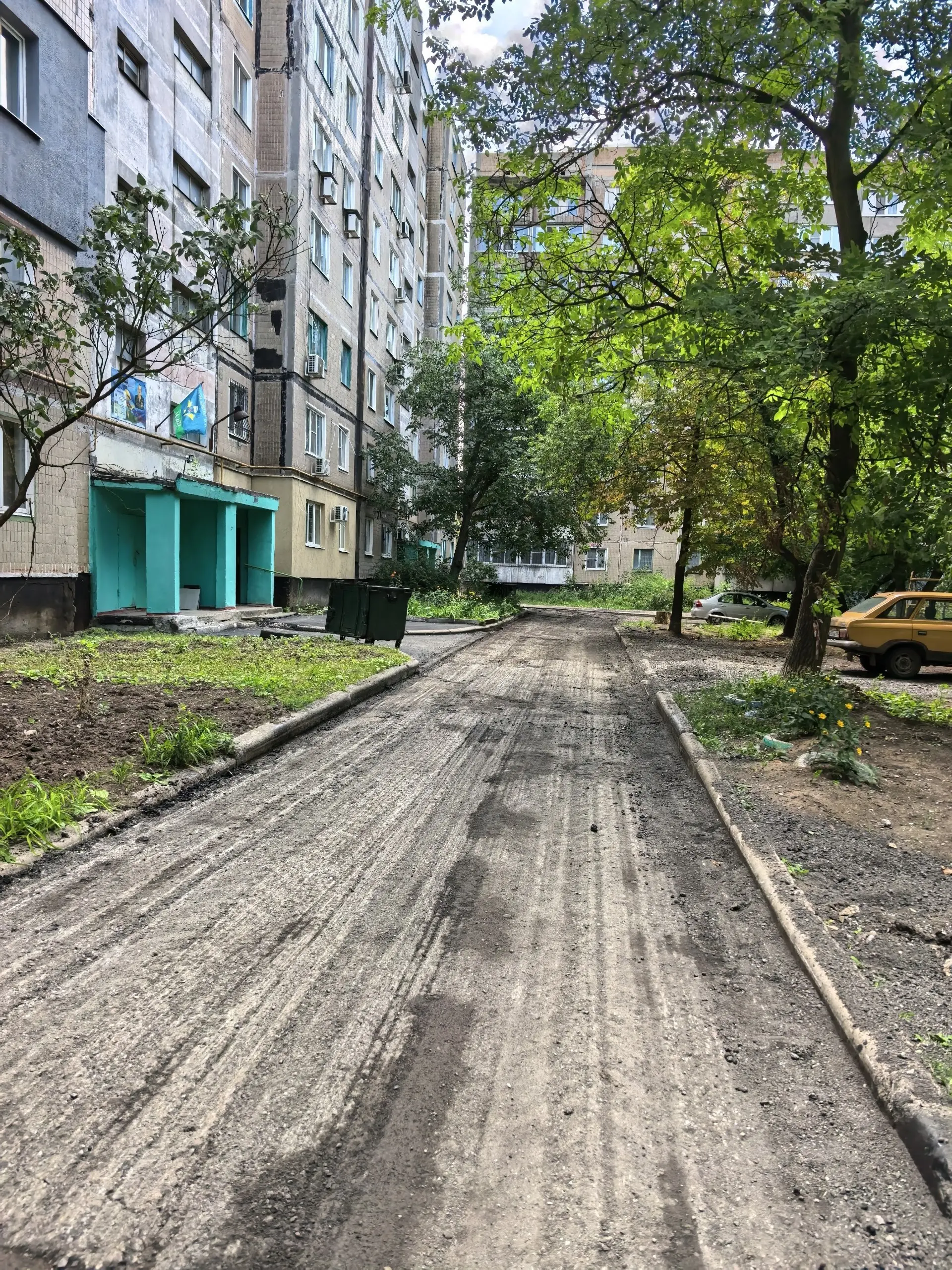 Макеевка, микрорайон Зелёный, д.46 снимают новый асфальт, который совсем недавно положили | Сетка — социальная сеть от hh.ru
