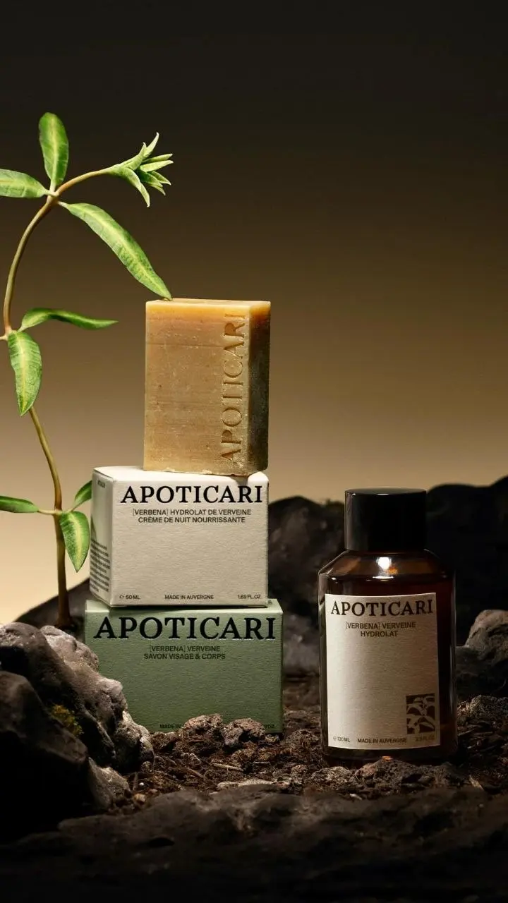 Просто сравните
APOTICARI, казалось бы, тоже про минимализм (по большей части), но цвета, материалы упаковки и типографика создают совершенно иной характер бренда | Сетка — социальная сеть от hh.ru
