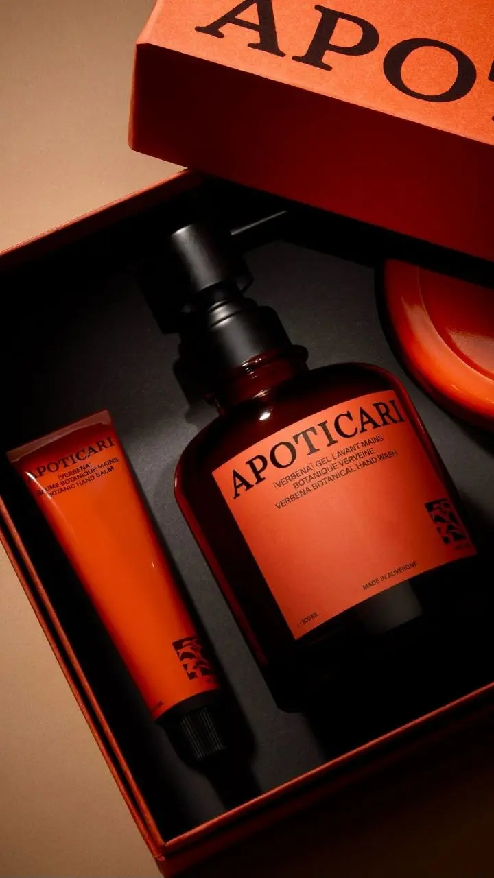 Просто сравните
APOTICARI, казалось бы, тоже про минимализм (по большей части), но цвета, материалы упаковки и типографика создают совершенно иной характер бренда | Сетка — социальная сеть от hh.ru