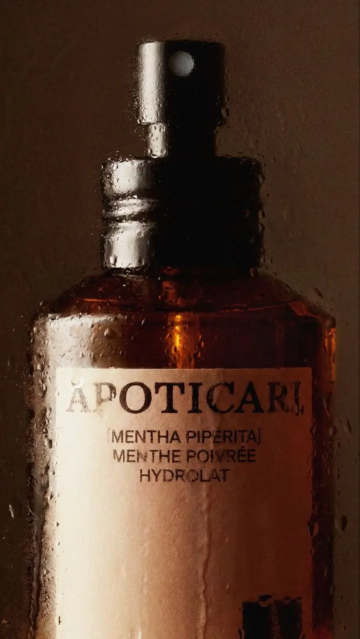 Просто сравните
APOTICARI, казалось бы, тоже про минимализм (по большей части), но цвета, материалы упаковки и типографика создают совершенно иной характер бренда | Сетка — социальная сеть от hh.ru
