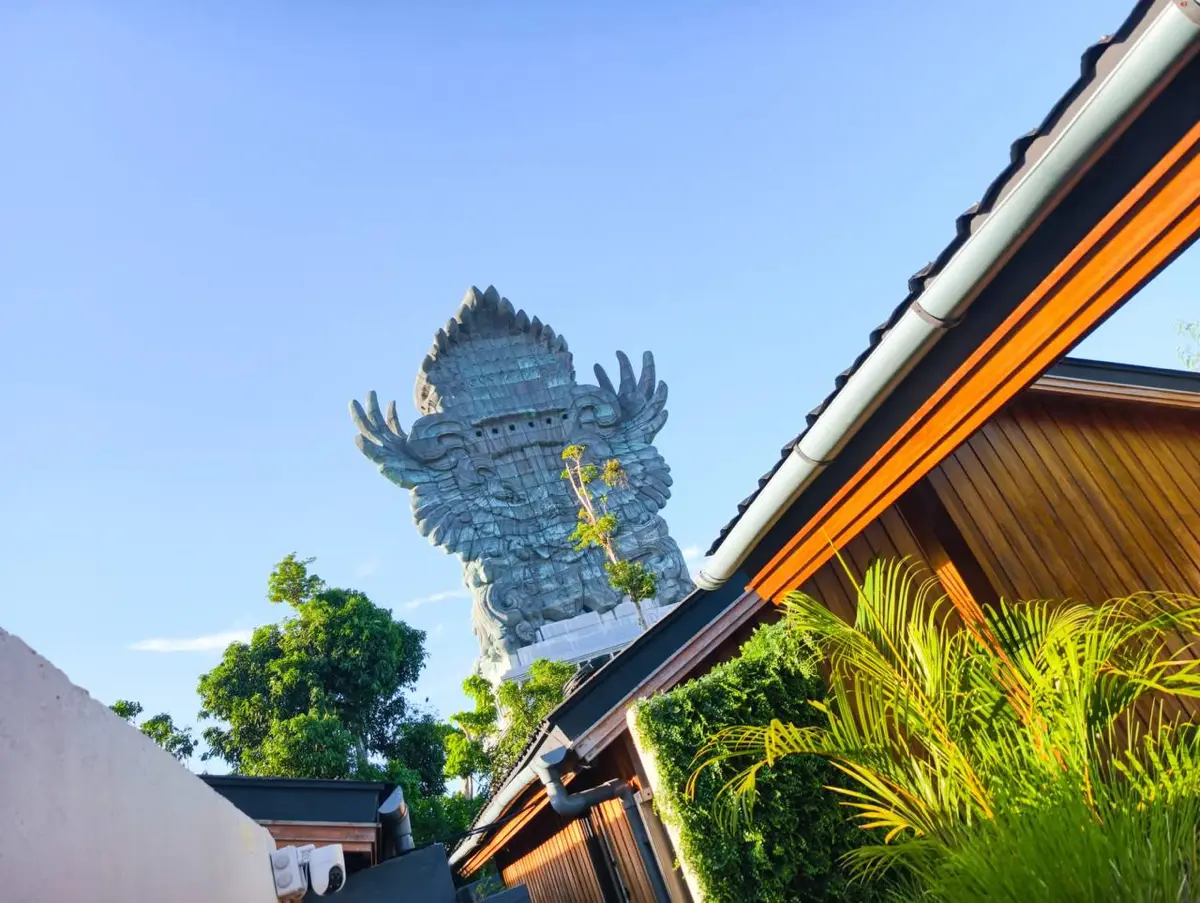 🌴 Бутик-вилла для комфортной жизни и инвестиций на юге Бали — район GWK / Uluwatu / Pandawa
⠀
Современная тропическая вилла 70 кВ метров, спроектированная для уютной жизни на острове, может стать Ваши... | Сетка — социальная сеть от hh.ru