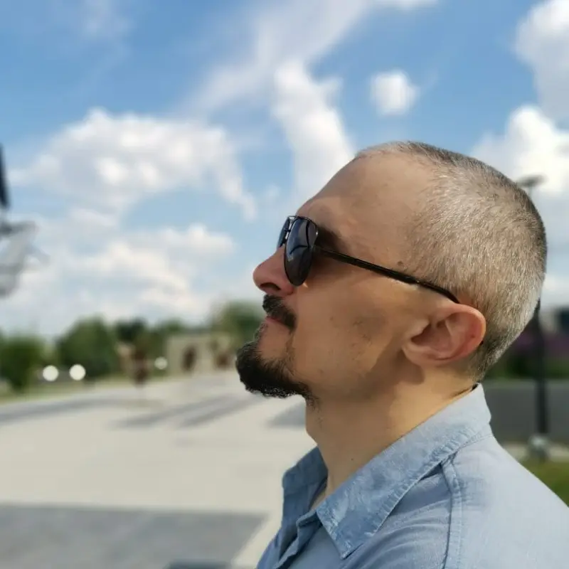 Роман Попов