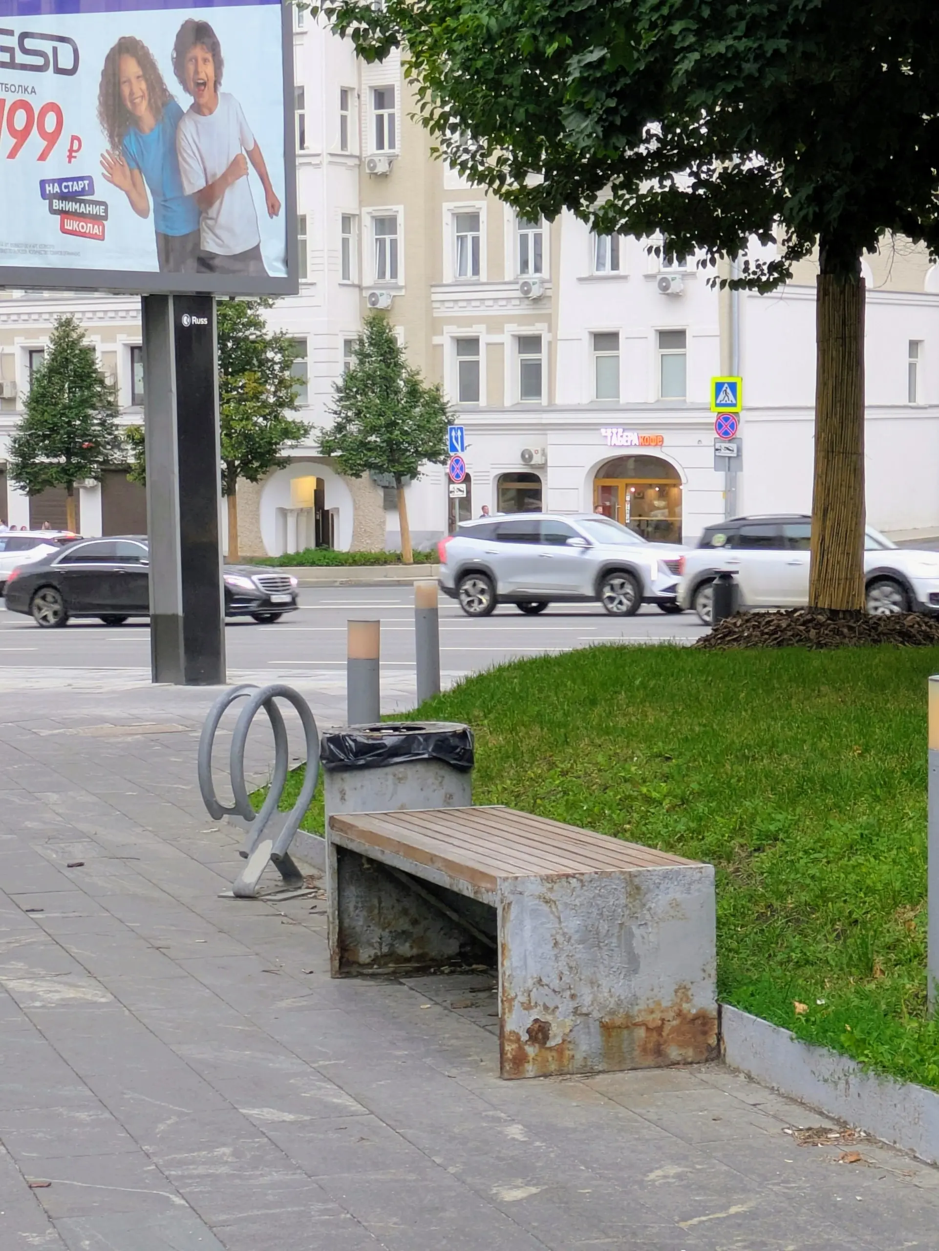 🫠 Девятилетняя мебель без защиты металла
На дискуссии про срок жизни благоустройства фотографии с Садового кольца вызвали самую оживленную реакцию: реагенты, ежегодная покраска, украденный дизайн, еже... | Сетка — социальная сеть от hh.ru