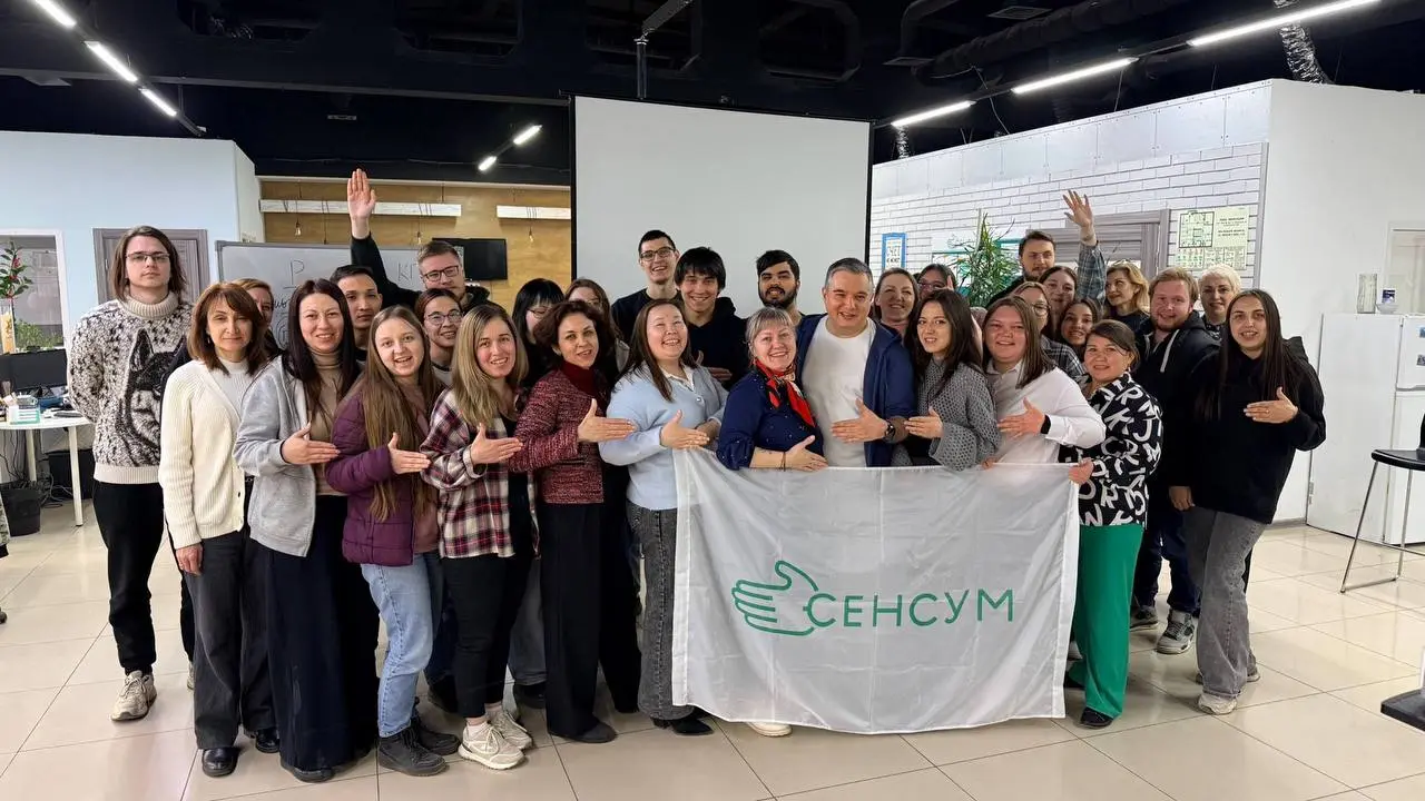 Есть одно наблюдение, которым хочется поделиться.
За восемнадцать лет работы через нашу команду прошли тысячи разговоров с клиентами. Разные компании, разные города, разные истории | Сетка — социальная сеть от hh.ru
