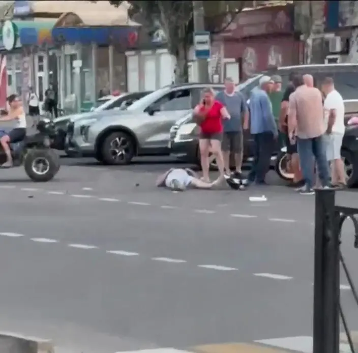 На Куприна только что сбили мотоциклиста
Авария произошла на пересечении с Ленинским проспектом. Мужчина не шевелится, сообщают очевидцы. | Сетка — социальная сеть от hh.ru
