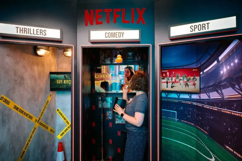 NETFLIX предложил оказаться внутри сериала
EE и Netflix установили в лондонском Westfield сенсорную кабину, внутри которой посетитель мог выбрать жанр — триллер, комедию или спорт — и физически оказат... | Сетка — социальная сеть от hh.ru