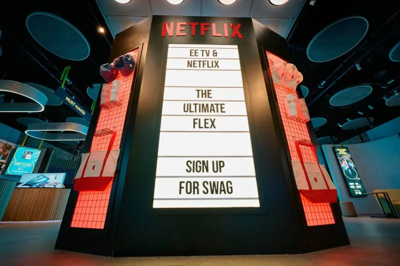 NETFLIX предложил оказаться внутри сериала
EE и Netflix установили в лондонском Westfield сенсорную кабину, внутри которой посетитель мог выбрать жанр — триллер, комедию или спорт — и физически оказат... | Сетка — социальная сеть от hh.ru