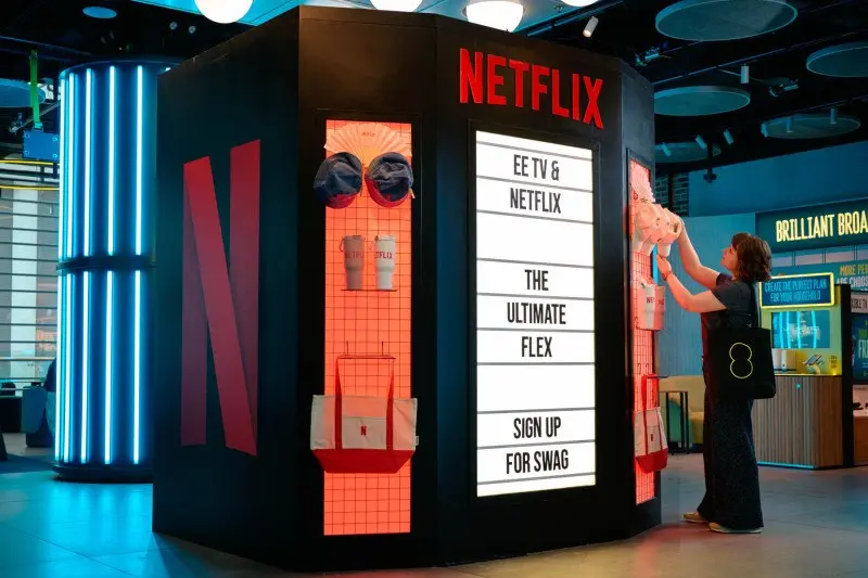 NETFLIX предложил оказаться внутри сериала
EE и Netflix установили в лондонском Westfield сенсорную кабину, внутри которой посетитель мог выбрать жанр — триллер, комедию или спорт — и физически оказат... | Сетка — социальная сеть от hh.ru