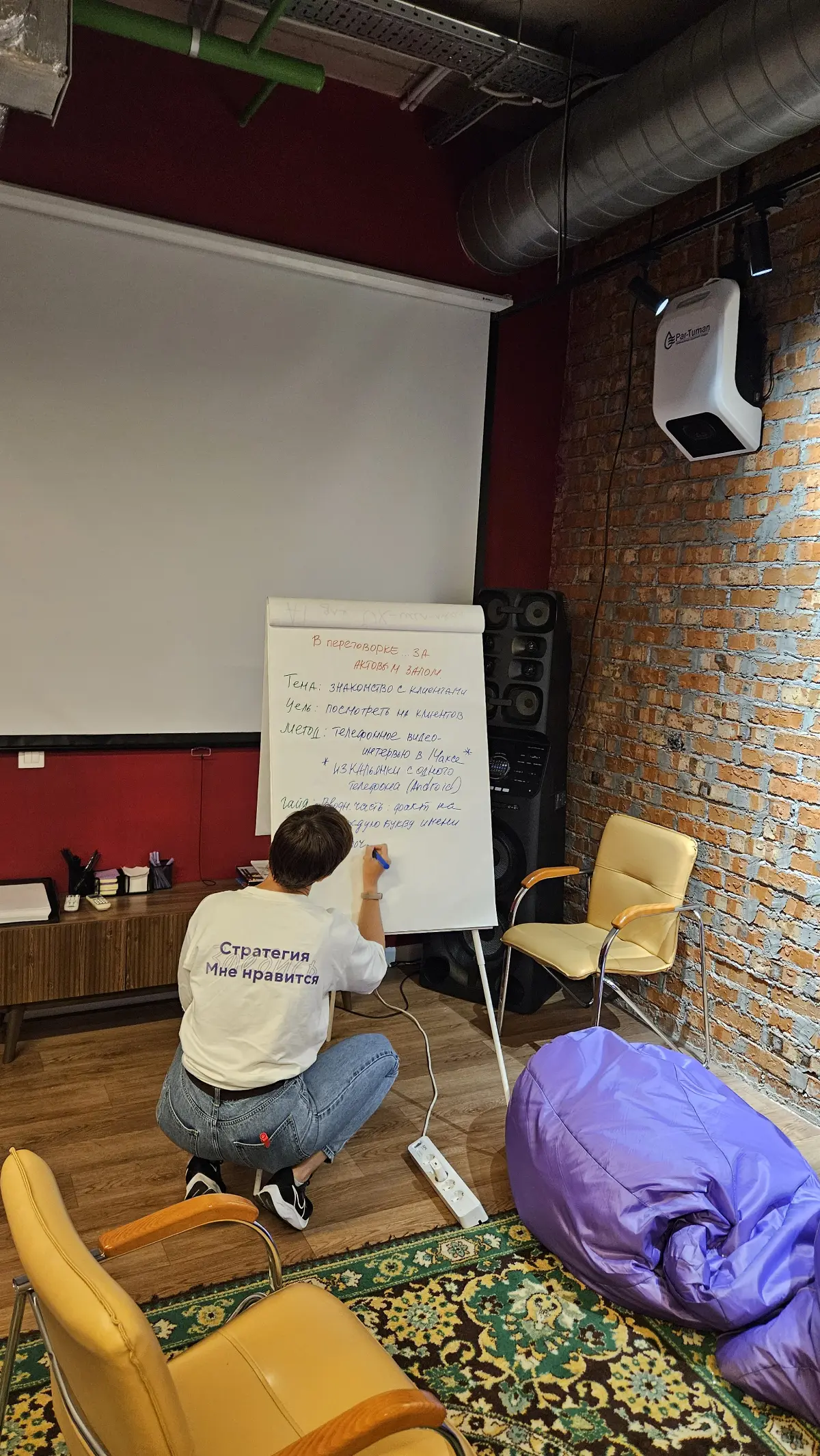Провела креативную стратсессию для наших исследователей 💥
Кто знает, как я их веду, понимает уровень жары = ❤️‍🔥
Обожаю эти движухи: сначала легально генерим кринжатину, а потом забираем этот бред в р... | Сетка — социальная сеть от hh.ru