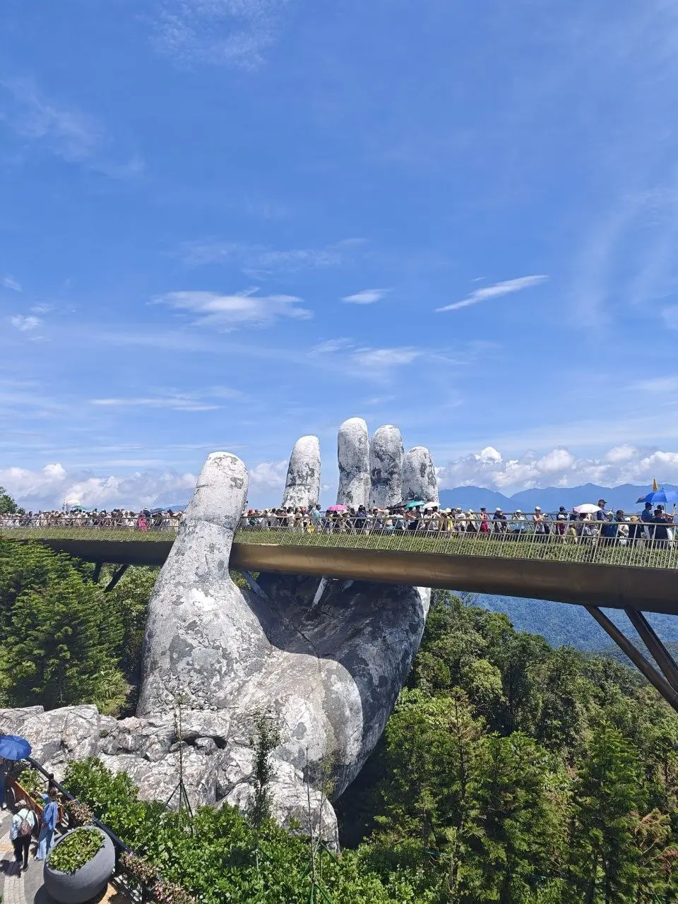 Немного выпал из эфира - был в отпуске во Вьетнаме 🇻🇳
Получилось действительно хорошо переключить голову, отвлечься от работы, проектов и вообще всего, чем обычно она забита | Сетка — социальная сеть от hh.ru