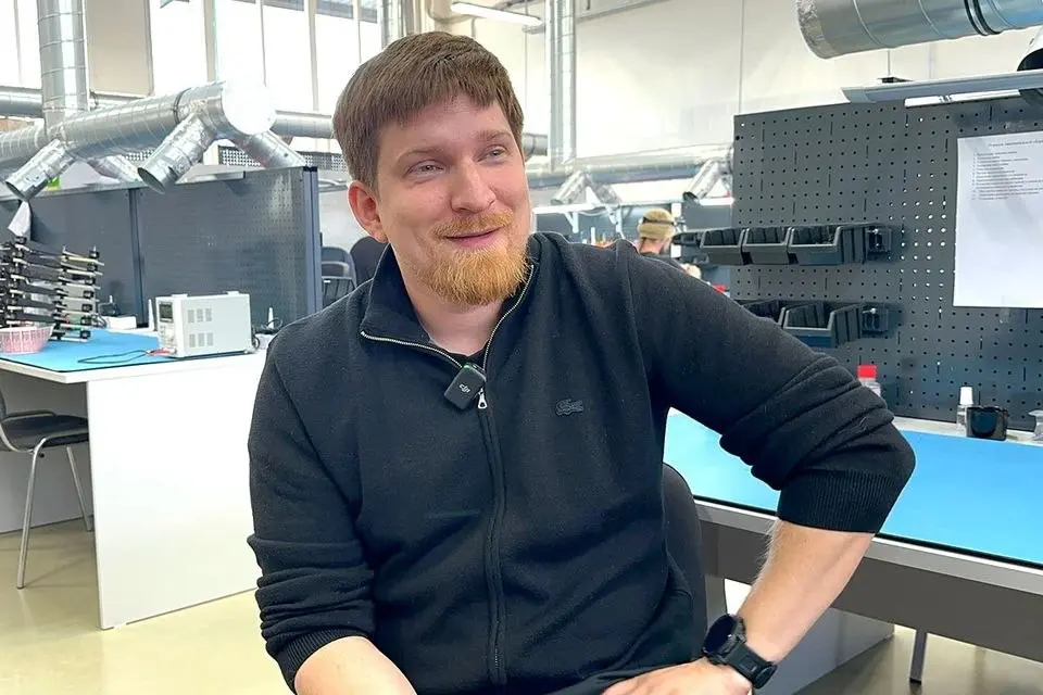 «Держись, Володя! На фронте ждут настоящий народный дрон»: Александр Коц обратился к гендиректору «УралДронЗавода», чью машину подорвали⁠⁠
Генеральный директор "Уралдронзавода" Владимир Ткачук в цеху,... | Сетка — социальная сеть от hh.ru