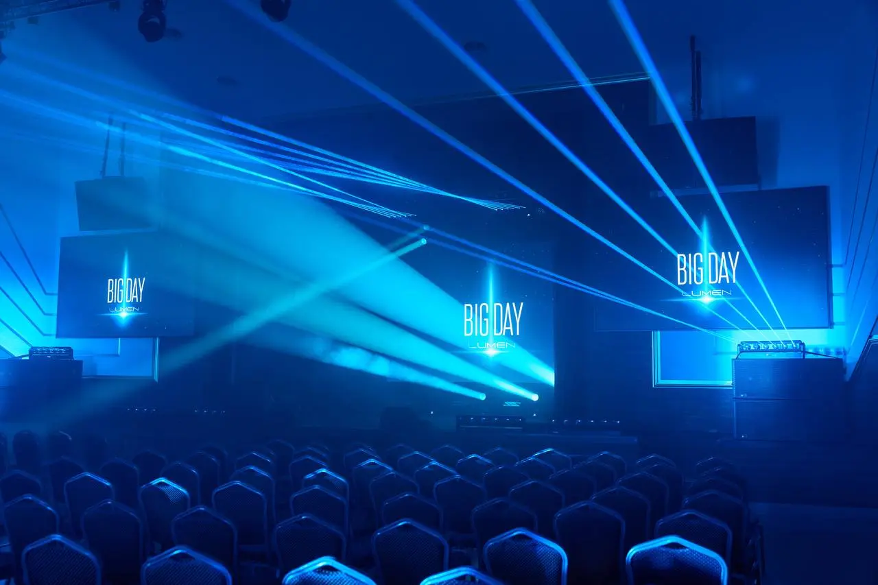BIG DAY LUMEN / серия 9️⃣
Екатеринбург: когда проект держат люди
В большом роуд-шоу много видимого: сцена, экран, свет, выставка, гости, спикеры, города | Сетка — социальная сеть от hh.ru