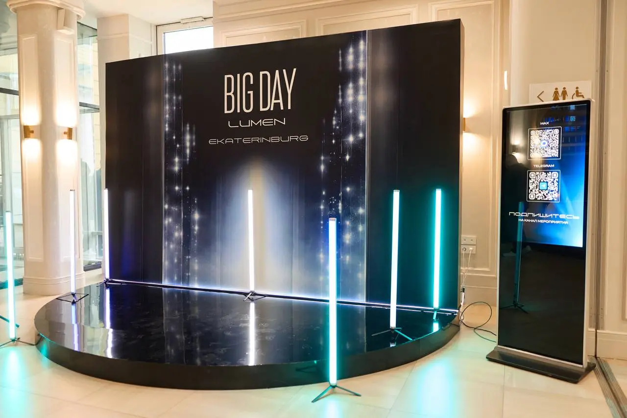 BIG DAY LUMEN / серия 9️⃣
Екатеринбург: когда проект держат люди
В большом роуд-шоу много видимого: сцена, экран, свет, выставка, гости, спикеры, города | Сетка — социальная сеть от hh.ru