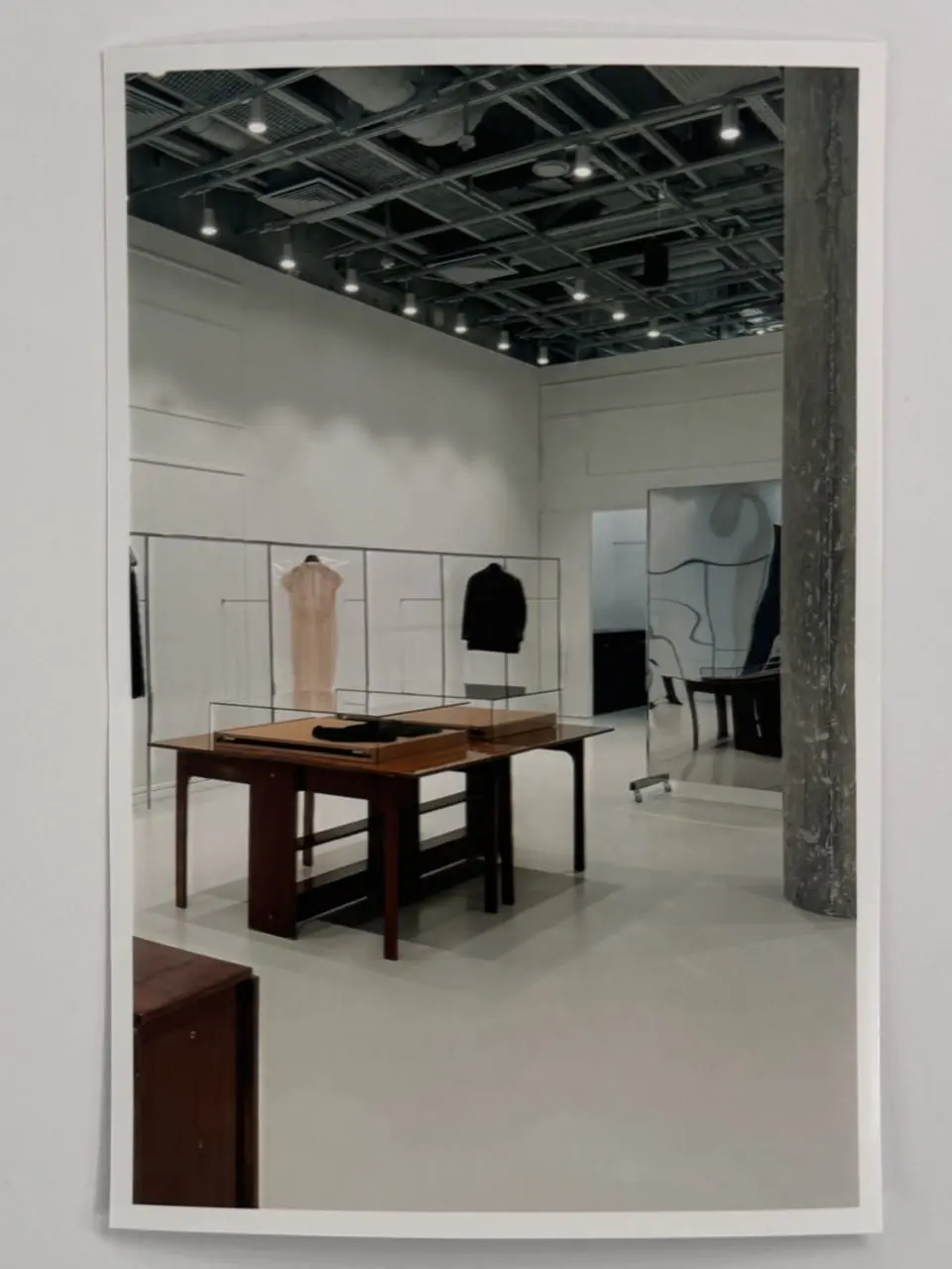 Новый бутик Ushatava в «Авиапарке»
«Работу над этим пространством я начал с поисков объекта-трансформера — по типу нашего знаменитого платья из шифона, только на языке интерьера | Сетка — социальная сеть от hh.ru