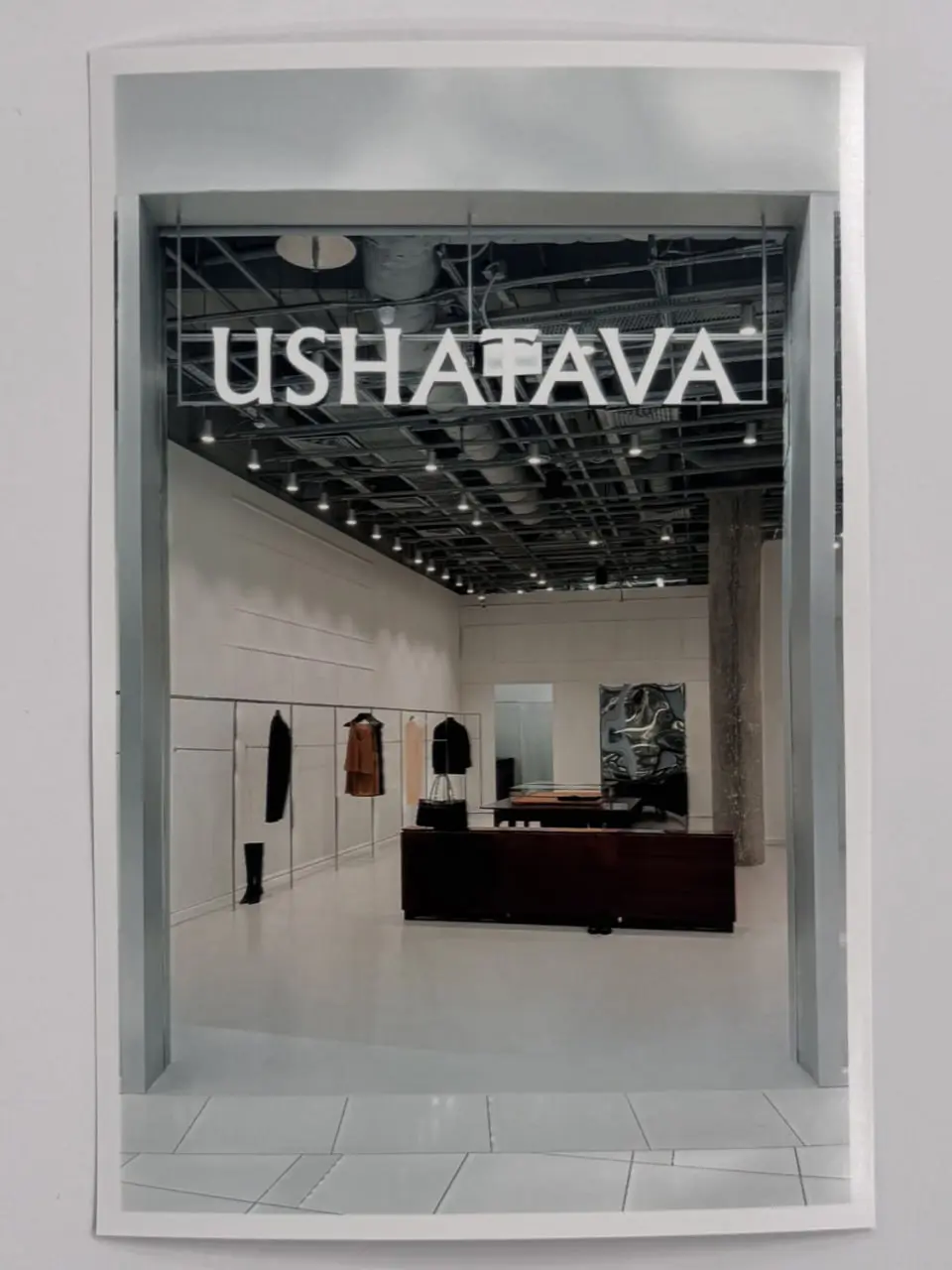 Новый бутик Ushatava в «Авиапарке»
«Работу над этим пространством я начал с поисков объекта-трансформера — по типу нашего знаменитого платья из шифона, только на языке интерьера | Сетка — социальная сеть от hh.ru
