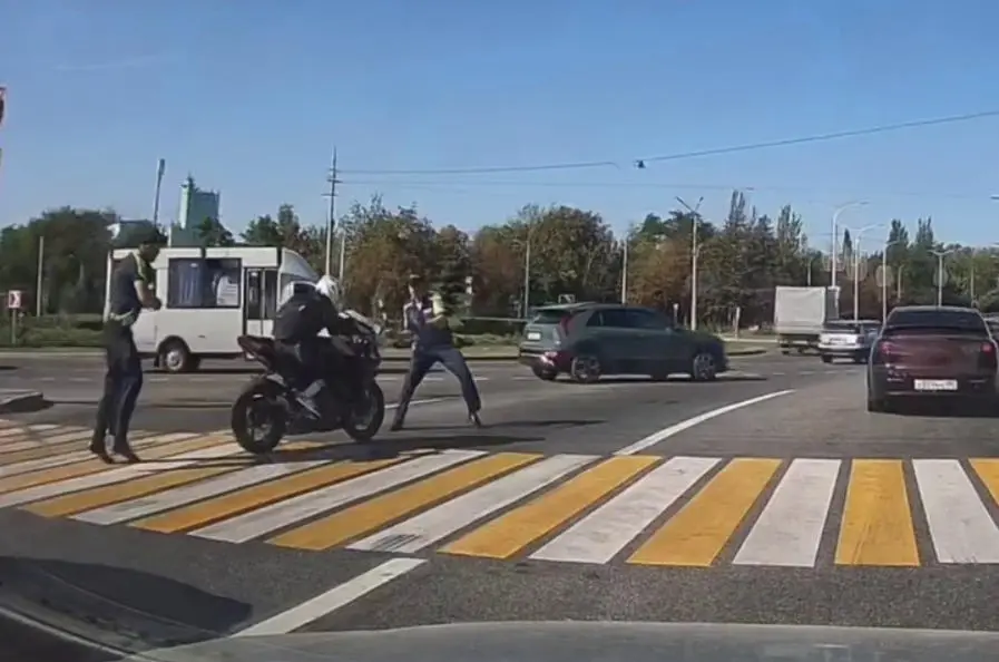 Мотоциклиста, сбившего инспектора ГИБДД на Мотеле, задержали — МВД ДНР
В Калининском районе Донецка водитель мотоцикла без госномеров наехал на сотрудника Госавтоинспекции, который вручную регулировал... | Сетка — социальная сеть от hh.ru
