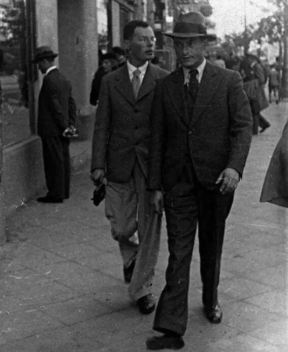 💬 Илья Ильф и Евгений Петров
Финансовая прoпасть — самая глубокая из всех пропастей, в нее можно падать всю жизнь.
#цитата | Сетка — социальная сеть от hh.ru