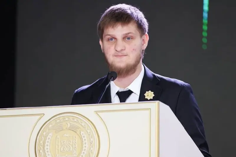 20-летний сын Рамзана Кадырова Ахмат получил звание Героя Чеченской Республики.
О награждении сообщил председатель правительства Чечни Магомед Даудов | Сетка — социальная сеть от hh.ru
