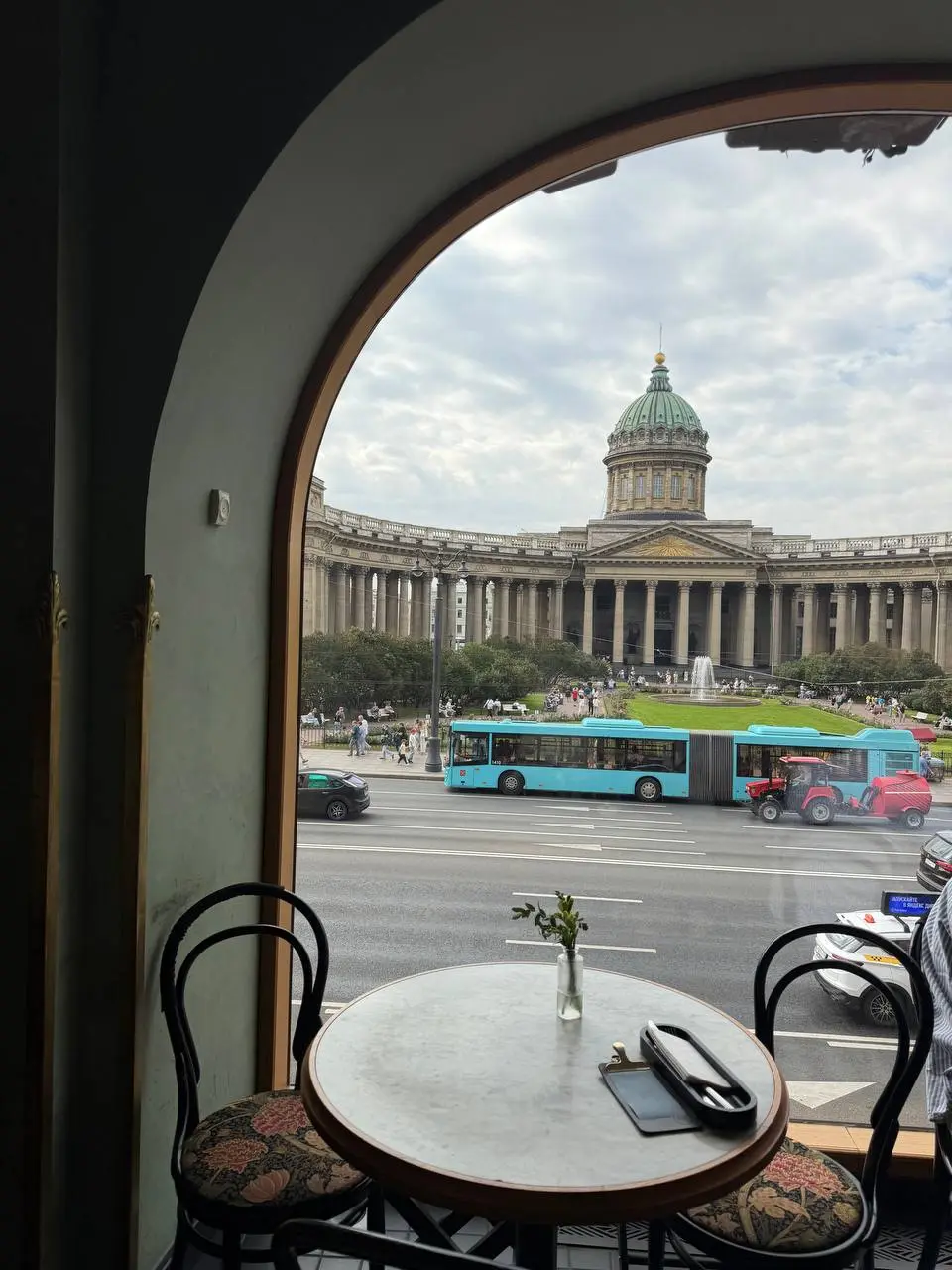 Большие деньги часто упираются не в навыки, а во внутренний потолок
Иногда кажется, что для следующего уровня нам не хватает вполне конкретной вещи: новой компетенции, ещё одного обучения, большего оп... | Сетка — социальная сеть от hh.ru