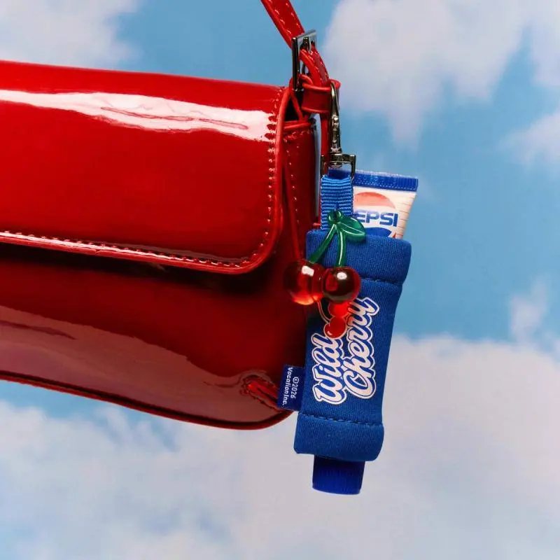 Бренд солнцезащиты Vacation Inc. продолжил коллаборацию с Pepsi, превратив обычный бальзам для губ в летний сувенир.
И дело не только во вкусе вишнёвой колы | Сетка — социальная сеть от hh.ru