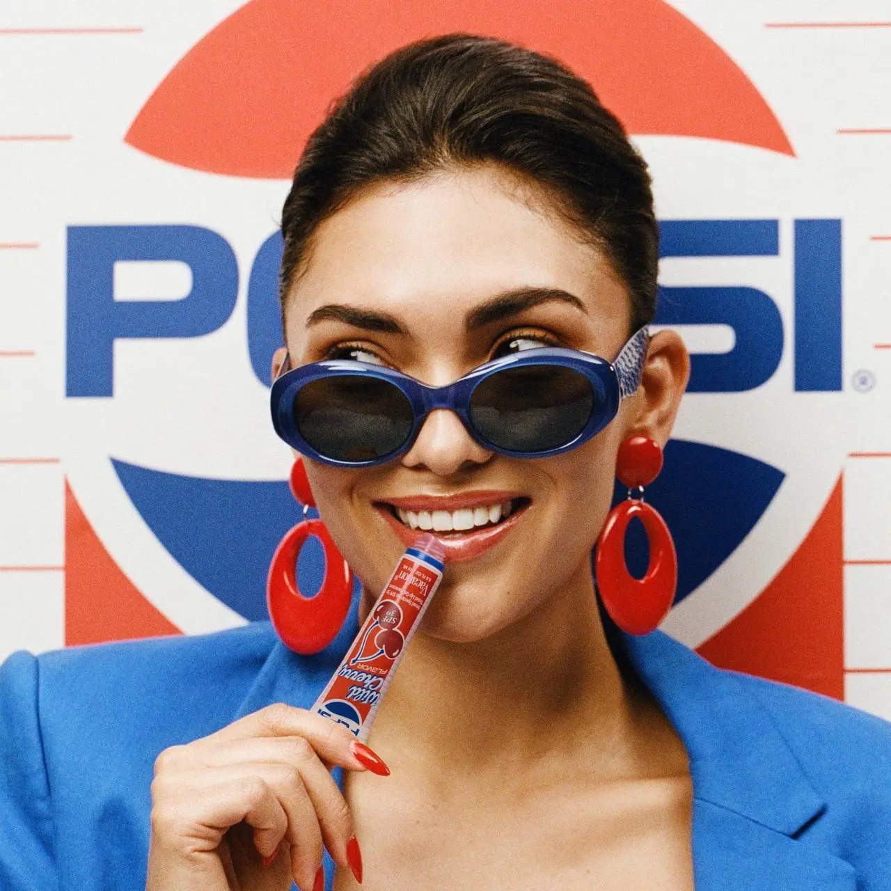 Бренд солнцезащиты Vacation Inc. продолжил коллаборацию с Pepsi, превратив обычный бальзам для губ в летний сувенир.
И дело не только во вкусе вишнёвой колы | Сетка — социальная сеть от hh.ru