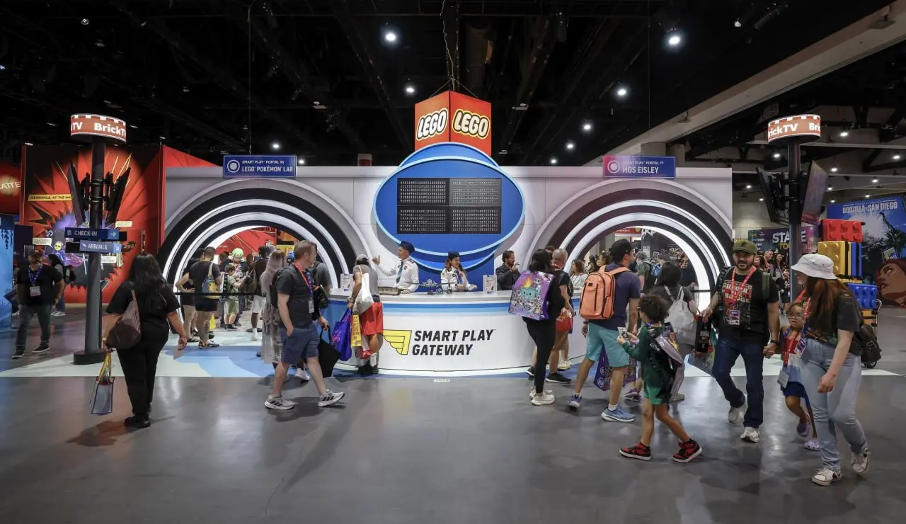 Эволюция кирпича
На San Diego Comic-Con LEGO построил SMART Play Gateway — межмировой терминал, через который посетители попадали в лабораторию Pokémon и кантину Мос-Эйсли из Star Wars | Сетка — социальная сеть от hh.ru