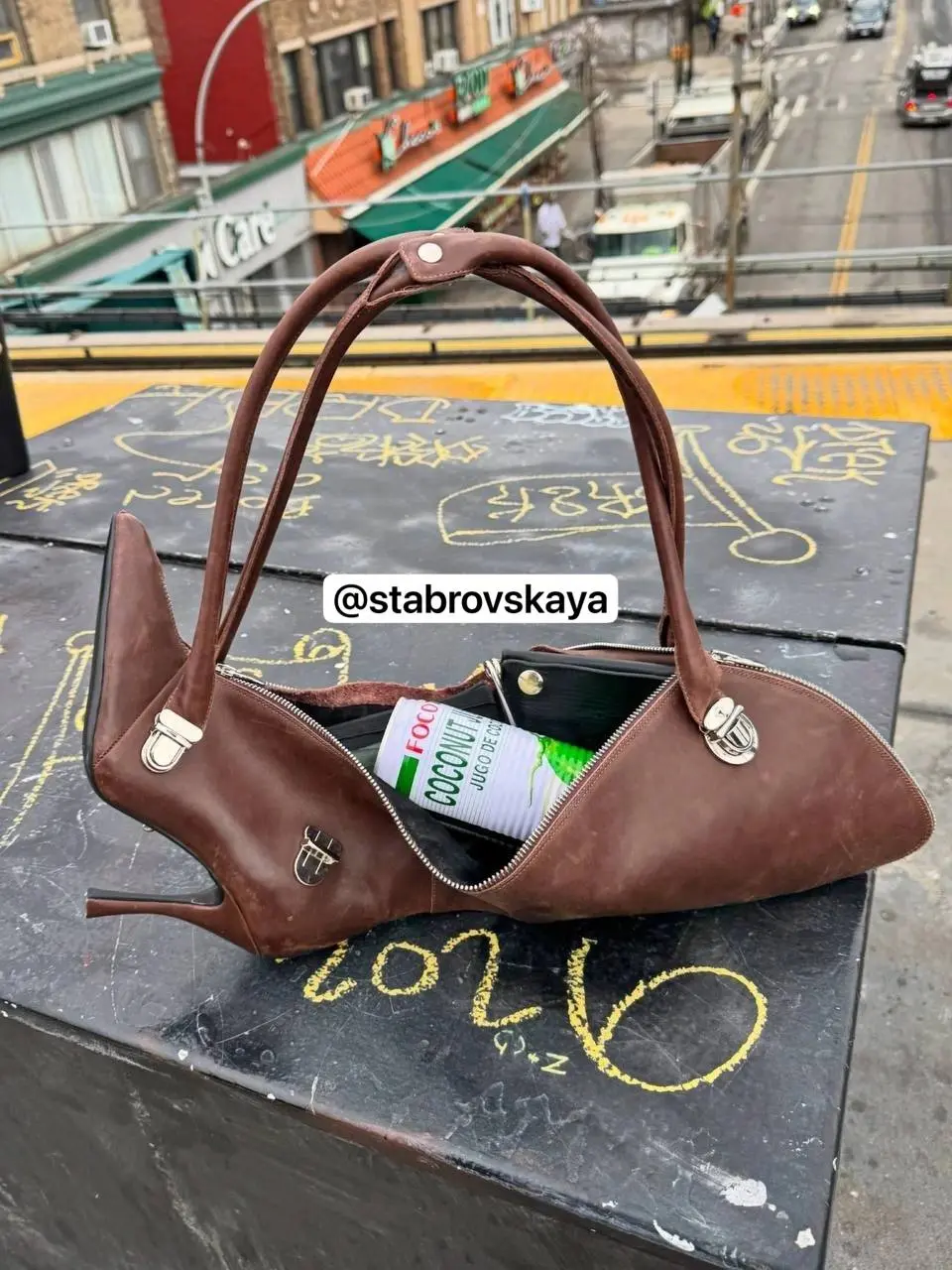 Это сумка. Да, вам не показалось 😂
Я сначала тоже подумала: ну сапог. Высокий, на каблуке, всё понятно.
А потом оказалось, что это сумка-сапог от Fritz Bernaise | Сетка — социальная сеть от hh.ru