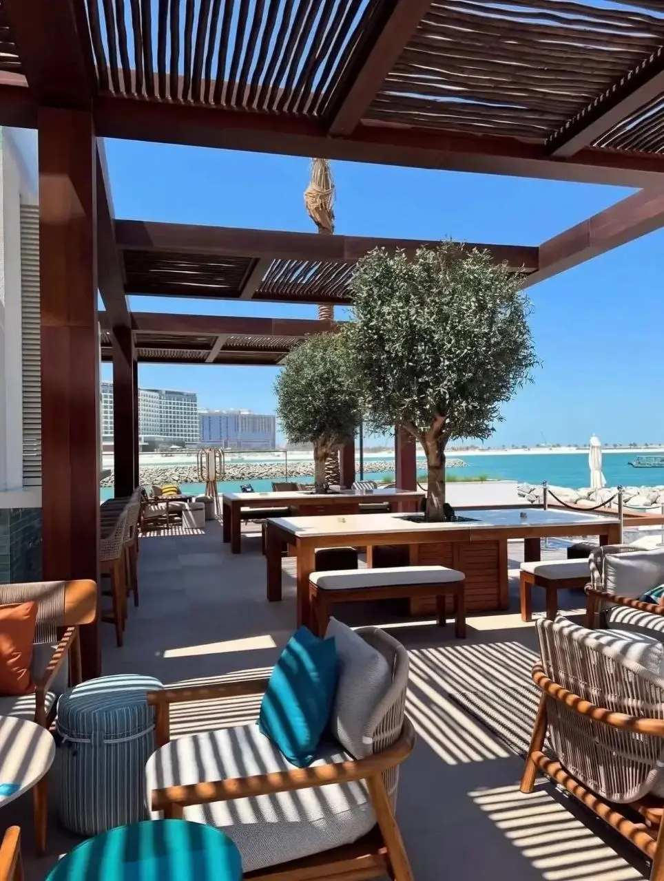 🤯 ОАЭ за такие деньги? Да, такие варианты бывают.
📍 Rove Al Marjan Island 3*
Рас-эль-Хайма, первая линия, собственный песчаный пляж | Сетка — социальная сеть от hh.ru