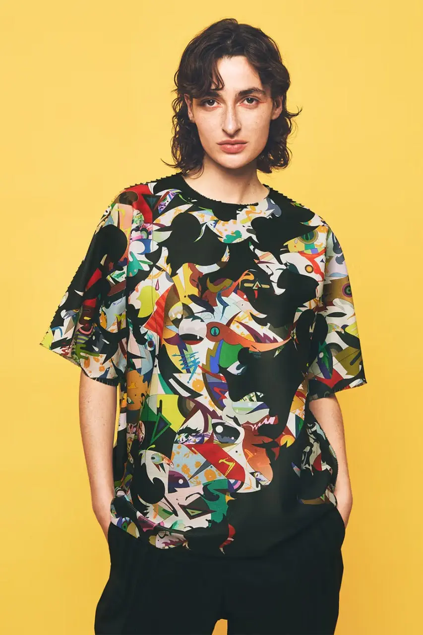 ISSEY MIYAKE не напечатал картину на футболке
A-POC ABLE ISSEY MIYAKE объединился с художником Томокадзу Мацуямой, чтобы создать семь пальто и семь футболок, переводящих его многослойную живопись в ст... | Сетка — социальная сеть от hh.ru