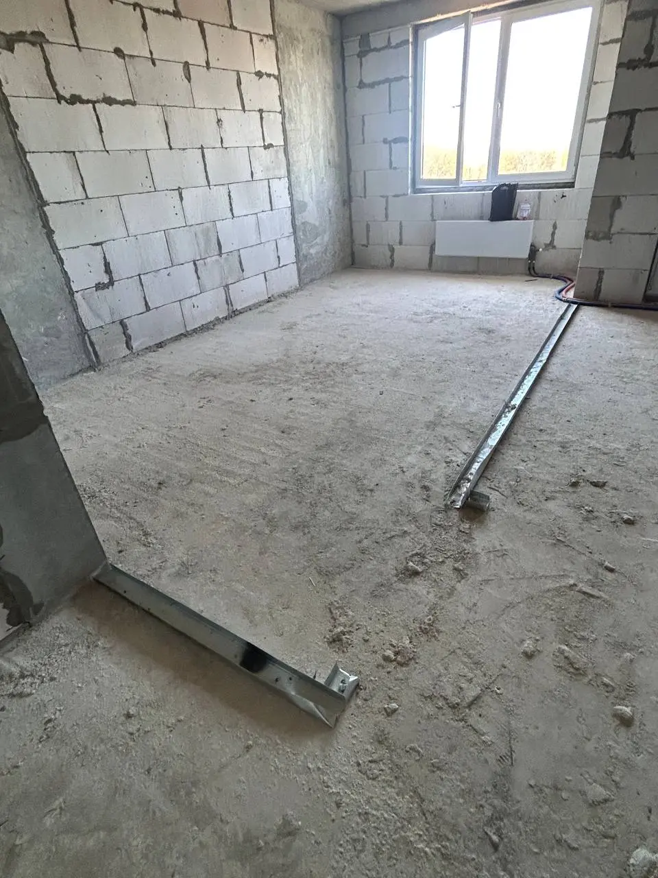 Здравствуйте!
Кто готов смотреть рабочие процессы?
#будни@newlinedesignremont
Трассировка от застройщика, далее проект монтажа с перегородками. И по факту укладка плит | Сетка — социальная сеть от hh.ru