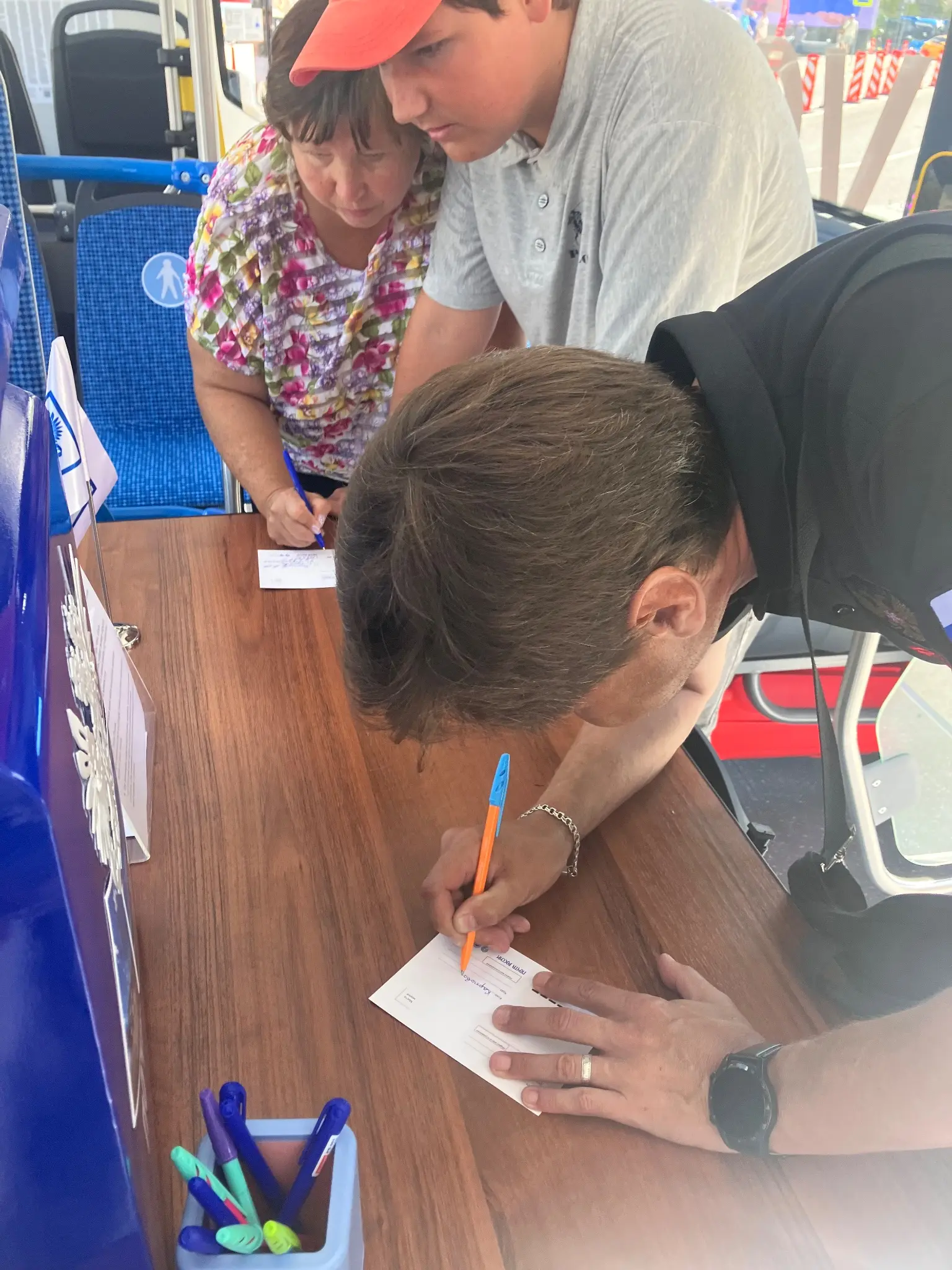 Сегодня на Северном речном вокзале можно было отправить открытку , посвященную 102 годовщине автобусного движения в Москве. | Сетка — социальная сеть от hh.ru