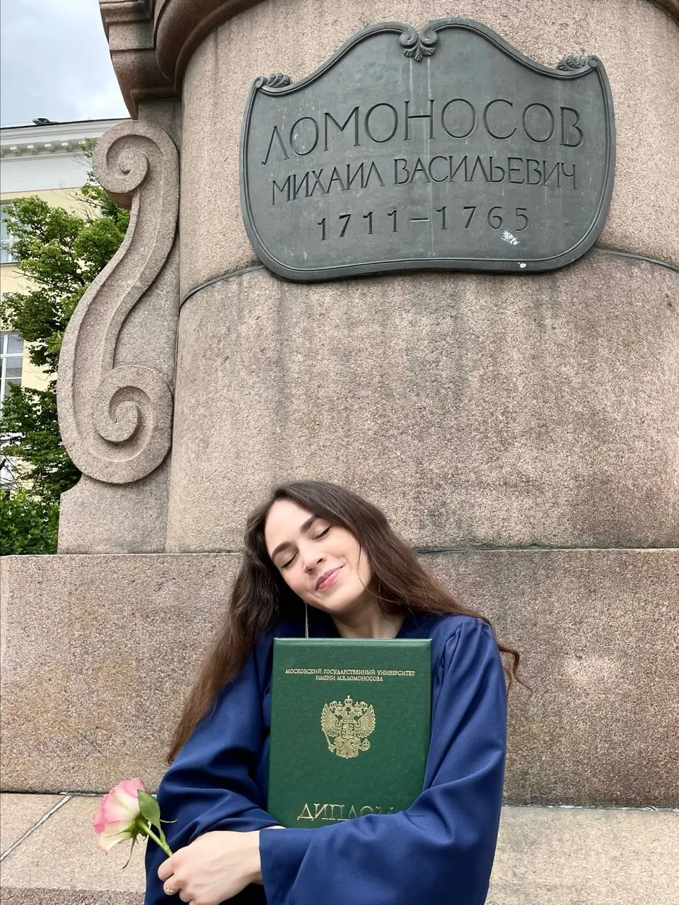 Детской радости пост
Журфак МГУ, у входа памятник Ломоносову. Я стою перед ним с мыслью «буду писателем», и внутри что-то трепещет. Очень похоже на эффект от эйфоретиков | Сетка — социальная сеть от hh.ru