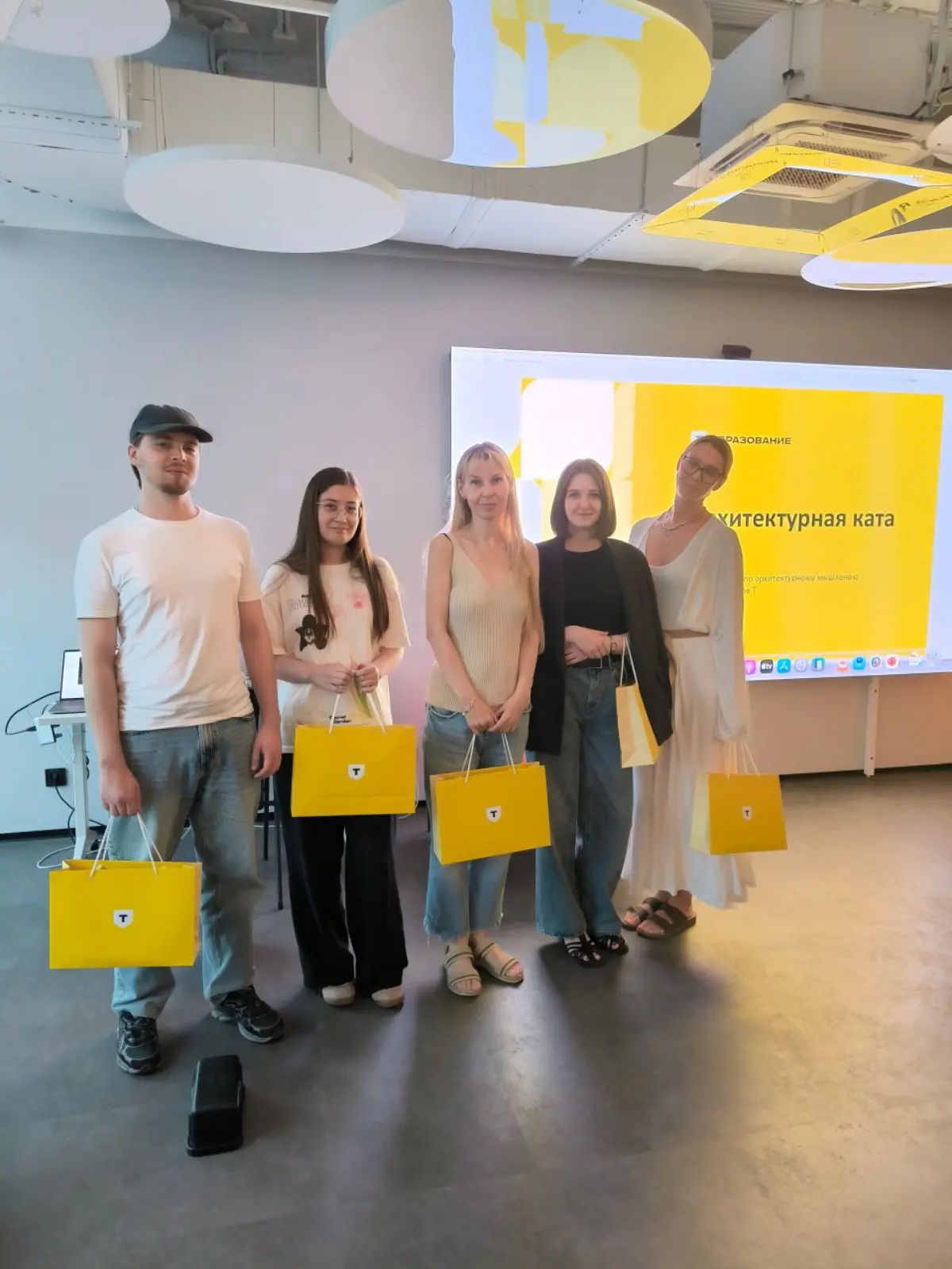 Вчера в обед стартовала «Архитектурная ката» от Т-Образования
- соревнование по архитектурному мышлению | Сетка — социальная сеть от hh.ru