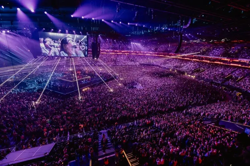 L’ORÉAL покупает момент выхода в свет
L’Oréal стал эксклюзивным beauty-партнёром Plenitude Arena — крупнейшей крытой арены Европы, которую ежегодно посещают более двух миллионов человек | Сетка — социальная сеть от hh.ru