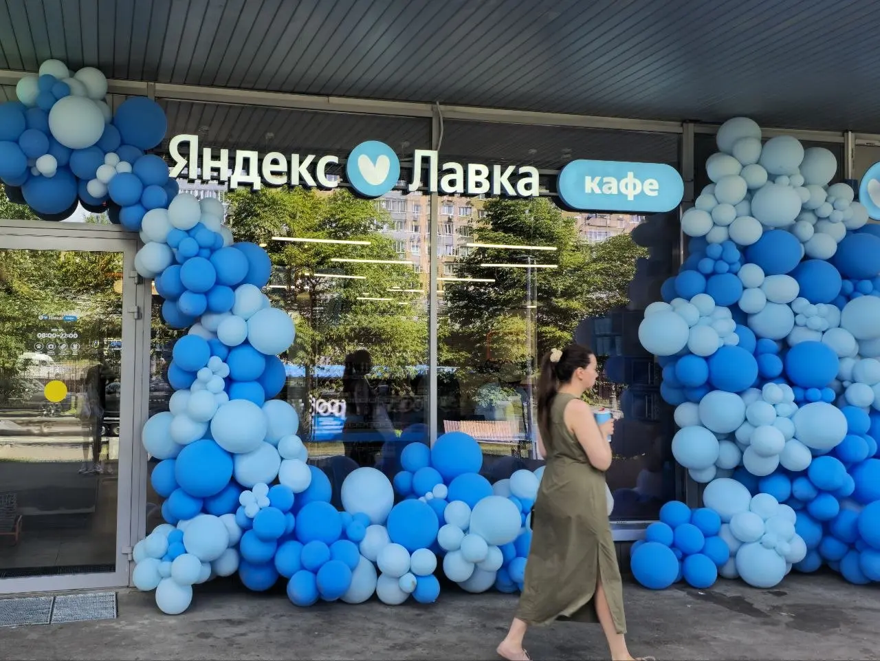 Яндекс.Кафе от Лавки в Можайском всё-таки открылось
#ритейлобл
Пару недель назад показывал его ещё с закрытыми витринами. Теперь можно зайти внутрь.
Внутри очень похоже на тот магазин Яндекс | Сетка — социальная сеть от hh.ru