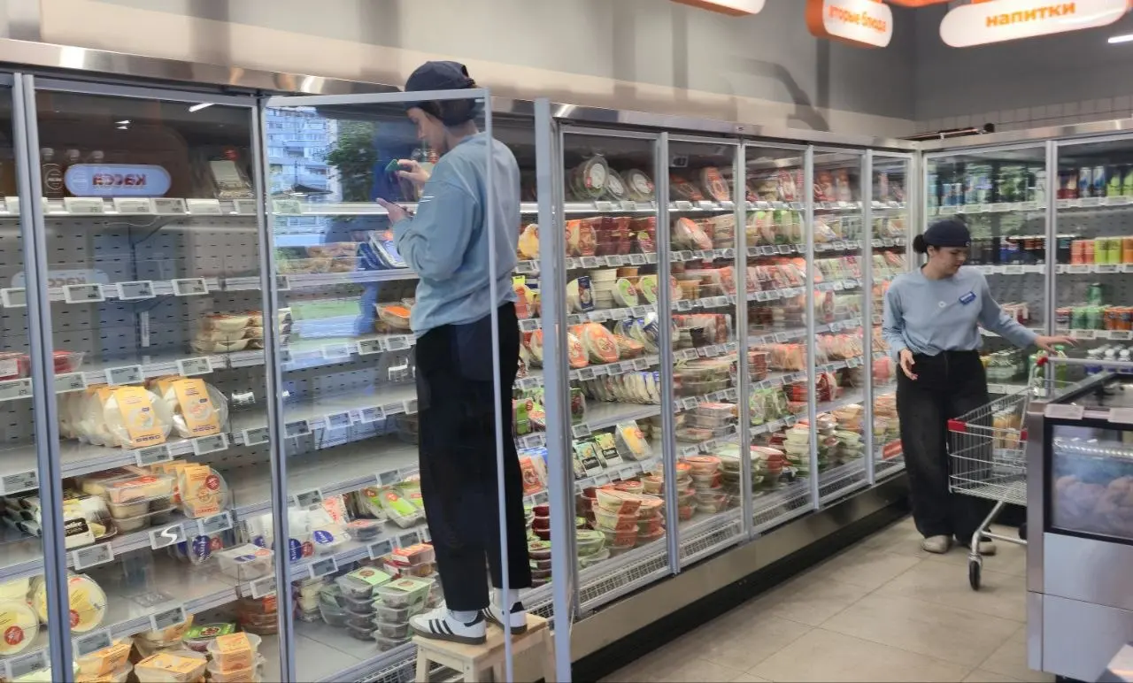Яндекс.Кафе от Лавки в Можайском всё-таки открылось
#ритейлобл
Пару недель назад показывал его ещё с закрытыми витринами. Теперь можно зайти внутрь.
Внутри очень похоже на тот магазин Яндекс | Сетка — социальная сеть от hh.ru