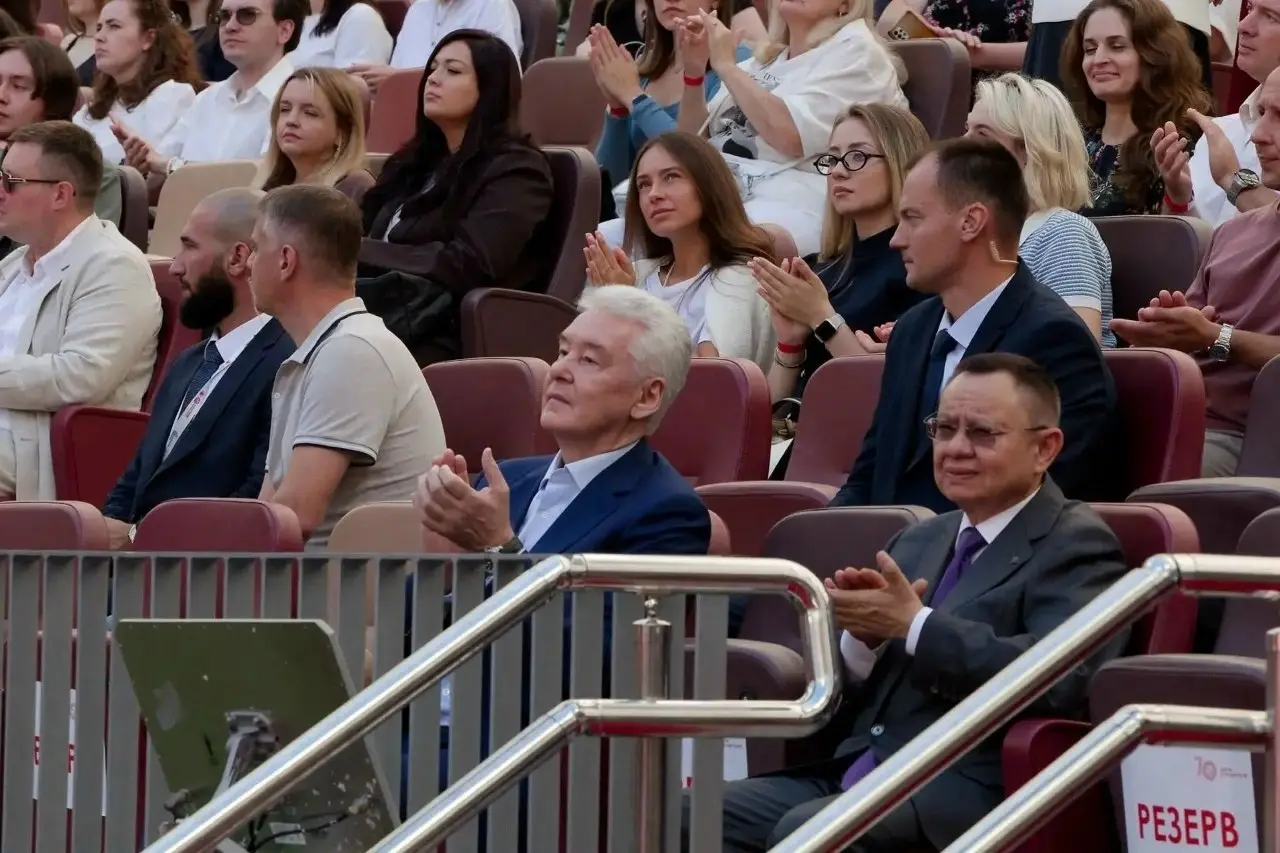 70-летие Дня строителя: торжественное мероприятие в БСА «Лужники» объединило профессионалов со всей страны
Министр строительства и жилищно-коммунального хозяйства Российской Федерации Ирек Файзуллин п... | Сетка — социальная сеть от hh.ru