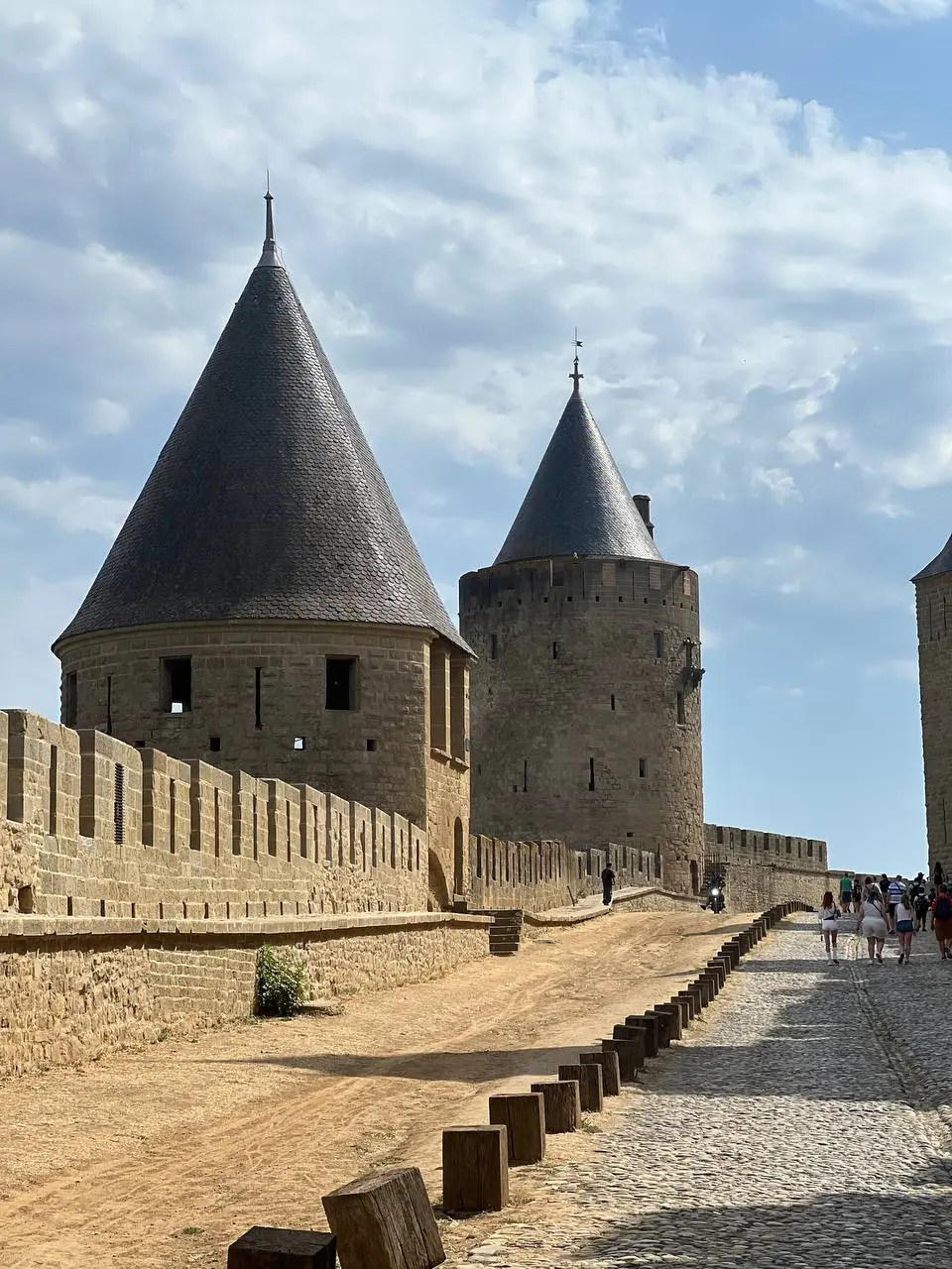 Недалеко от французского города Тулуза (очень классный, кстати) есть другой город — Каркассон
Знаменит охеренно большой крепостью, наверно, самой большой в Европе. Больше я только в Индии видел | Сетка — социальная сеть от hh.ru