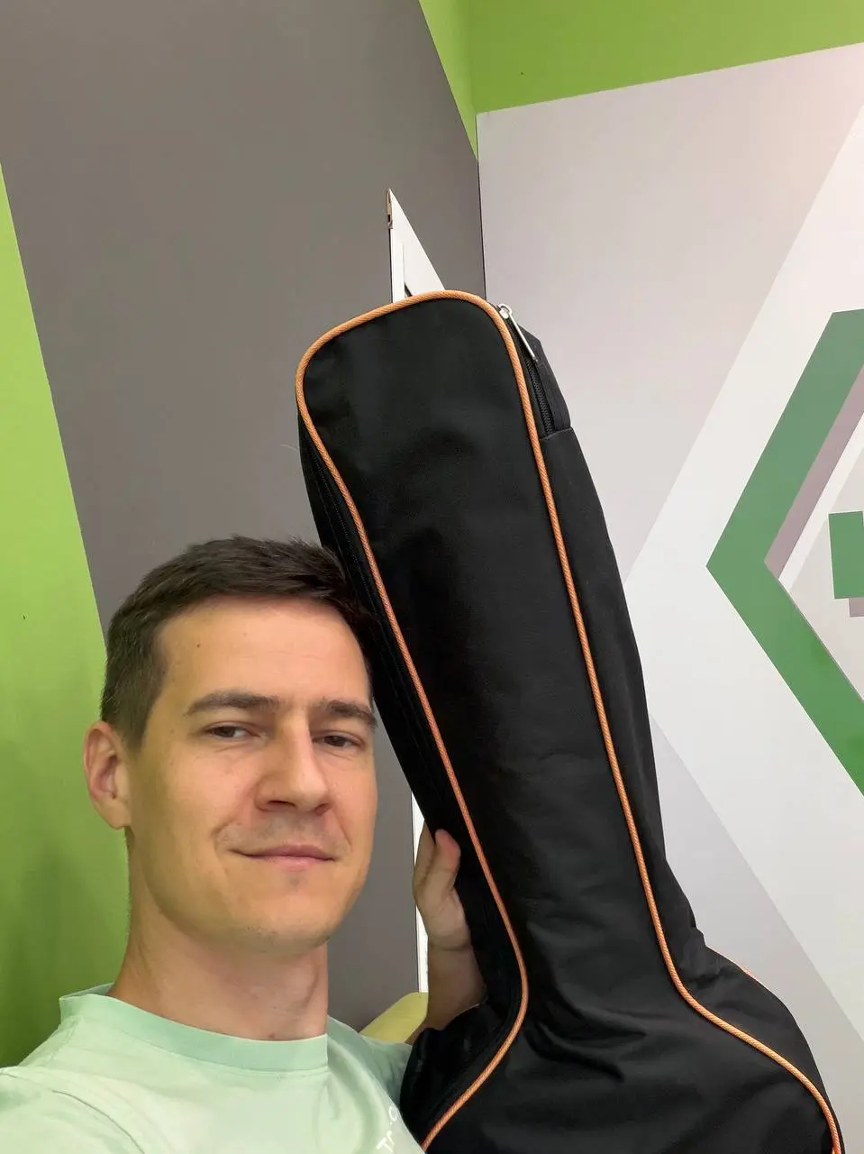 Я почти затащил «баррэ».
Кто не знает - это такая сложная и противная пальцам штука, которая нужны чтобы играть много разных крутых песен)
Для этого потребовалось времени.. | Сетка — социальная сеть от hh.ru