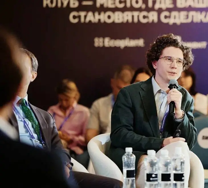 Офис продаж девелопера больше не должен быть просто местом, где менеджер встречается с клиентом.
В сильном проекте он должен работать как продуктовая машина. Не как интерьер | Сетка — социальная сеть от hh.ru
