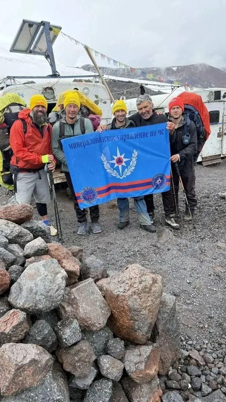 👏 Флаг Минераловодского управления по ЧС 8 августа подняли на Восточной вершине Эльбруса
Это сделал спасатель 1 класса Роман Гаджиев | Сетка — социальная сеть от hh.ru