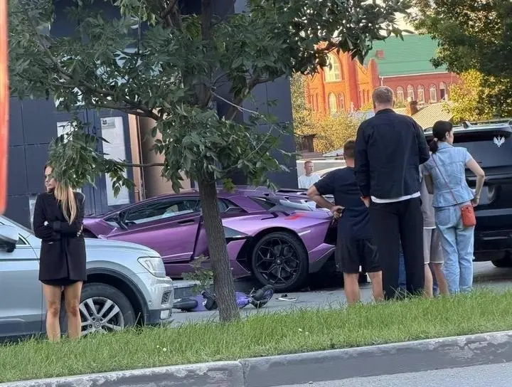 Lamborghini Aventador SVJ за 35 млн рублей влетел в многоэтажку в Екатеринбурге.
По данным СМИ, водитель разбил голову, медики оказывают ему помощь | Сетка — социальная сеть от hh.ru