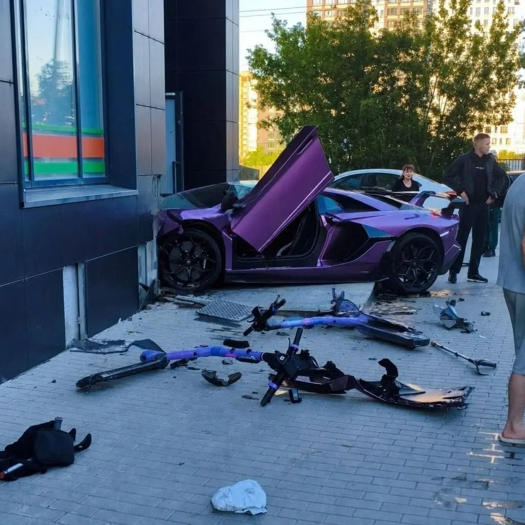 Lamborghini Aventador SVJ за 35 млн рублей влетел в многоэтажку в Екатеринбурге.
По данным СМИ, водитель разбил голову, медики оказывают ему помощь | Сетка — социальная сеть от hh.ru