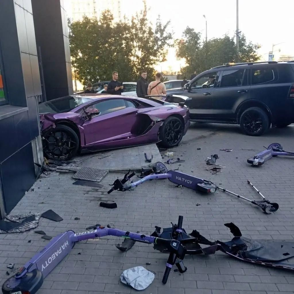 Lamborghini Aventador SVJ за 35 млн рублей влетел в многоэтажку в Екатеринбурге.
По данным СМИ, водитель разбил голову, медики оказывают ему помощь | Сетка — социальная сеть от hh.ru